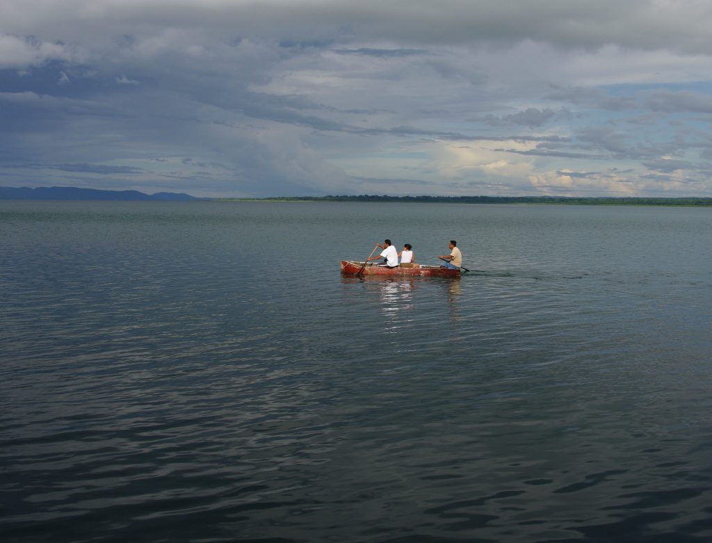 Einheimische in tradionellem Einbaum - Lago Peten - Guatemala