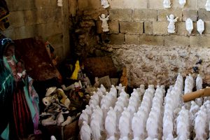 Heiligenfiguren - überwiegend die Jungfrau von Guadalupe