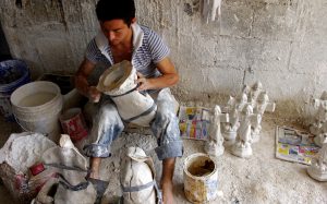 Die Figuren werden aus der Gußform befreit