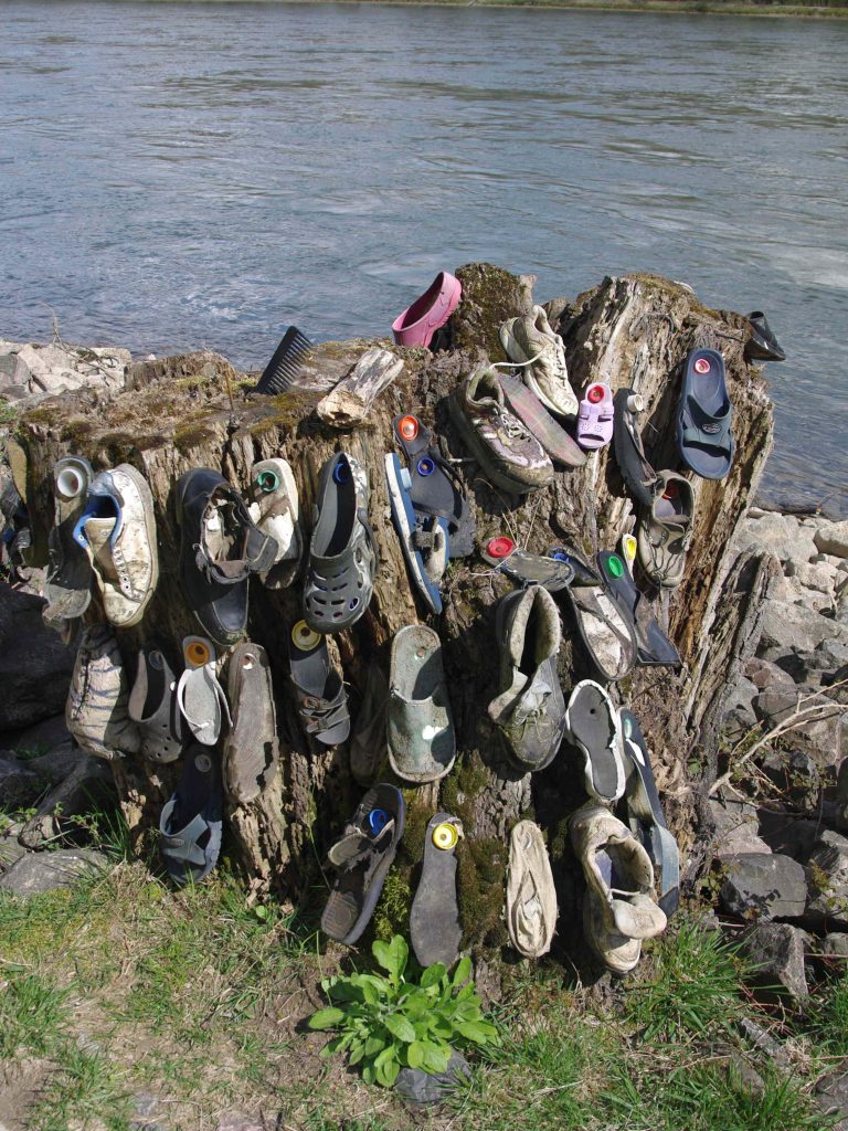 Einzelschuhe am Rhein