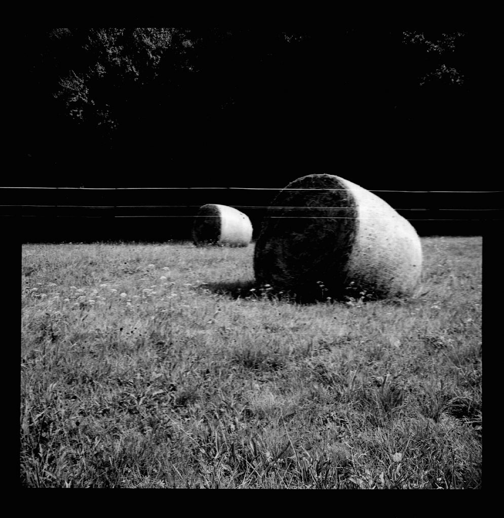 Strohballen - Entfernung falsch geschätzt -  AGFA ISOLY IIA MIT AGFA COLOR AGNAR 1:5.6/55 - FOMAPAN 100  