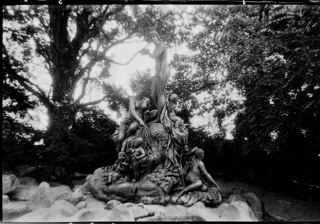 Figurengruppe im Nymphengarten hinter dem Naturkundemuseum in Karlsruhe aufgenommen mit einer Agfa Clack - FOMAPAN 200