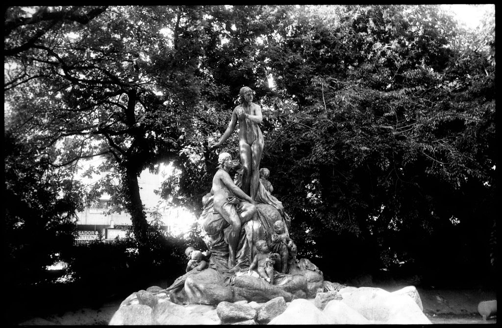 Figurengruppe im Nymphengarten - Zeiss Ikon Ercona - Fomapan 200 - mit Gimp bearbeitet