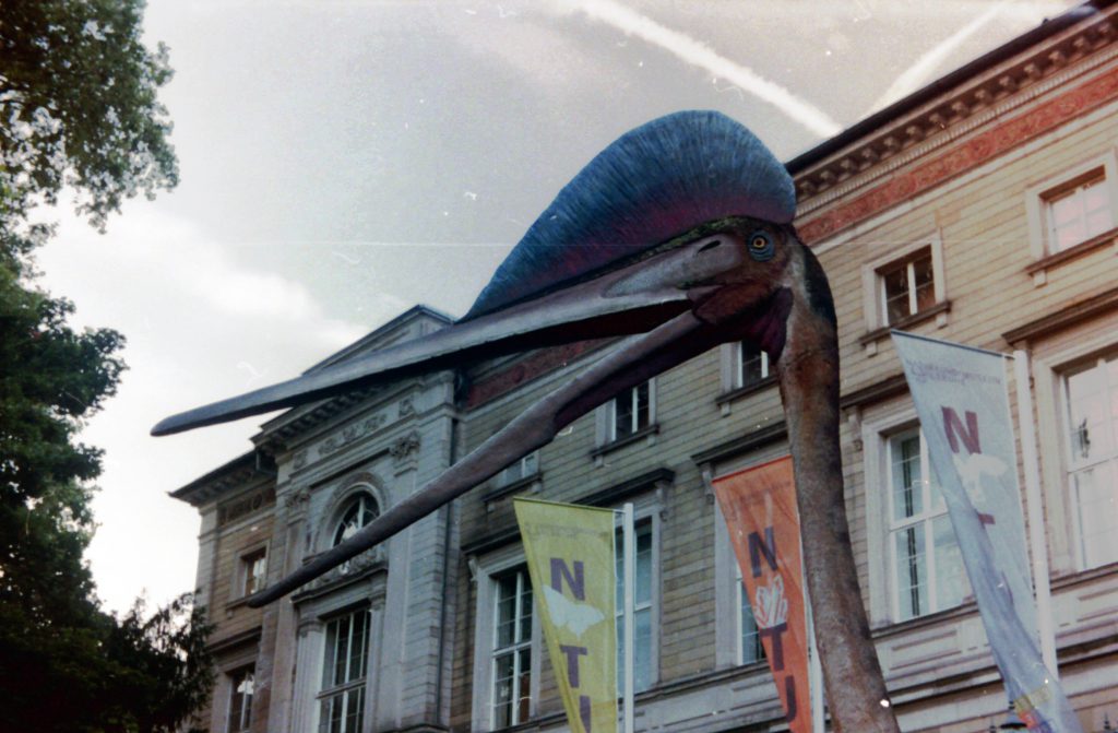 Dino vor dem Naturkundemuseum - Akarette II und Fujicolor Superia 200