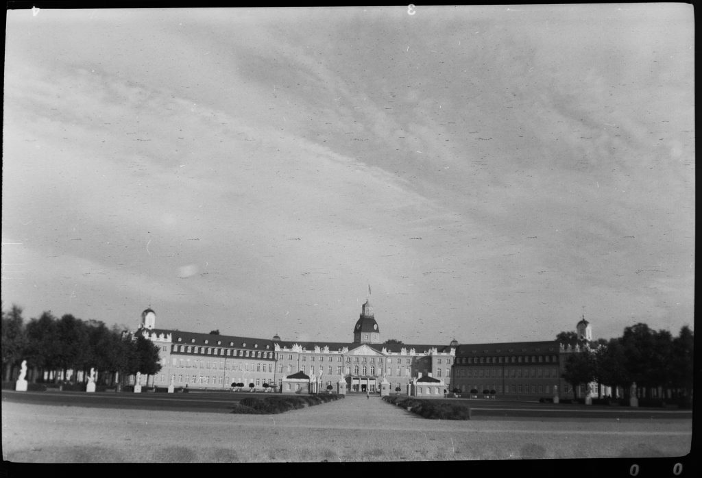 Schloß Karlsruhe - Agfa Synchro Box 600 - Fomapan 200 - Blende 11