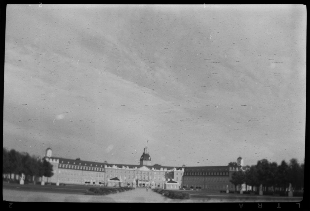 Schloß Karlsruhe - Agfa Synchro Box 600 - Fomapan 200 - Offenblende