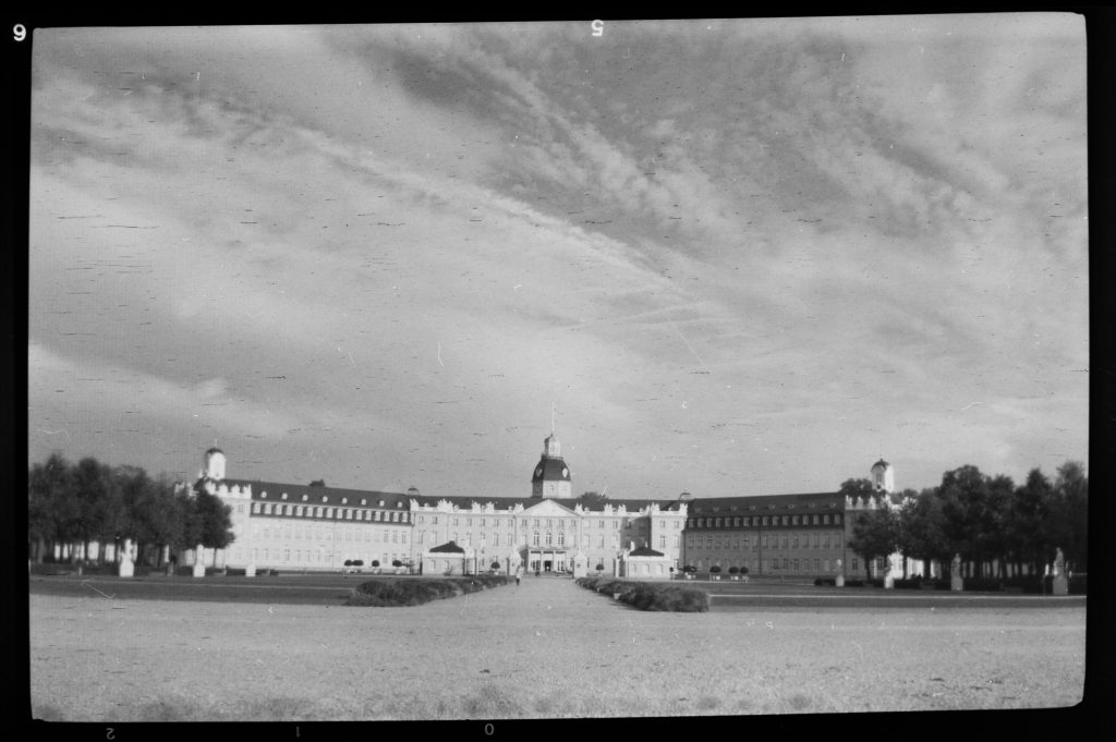 Schloß Karlsruhe - Agfa Synchro Box 600 - Fomapan 200 - Gelbfilter-Blende