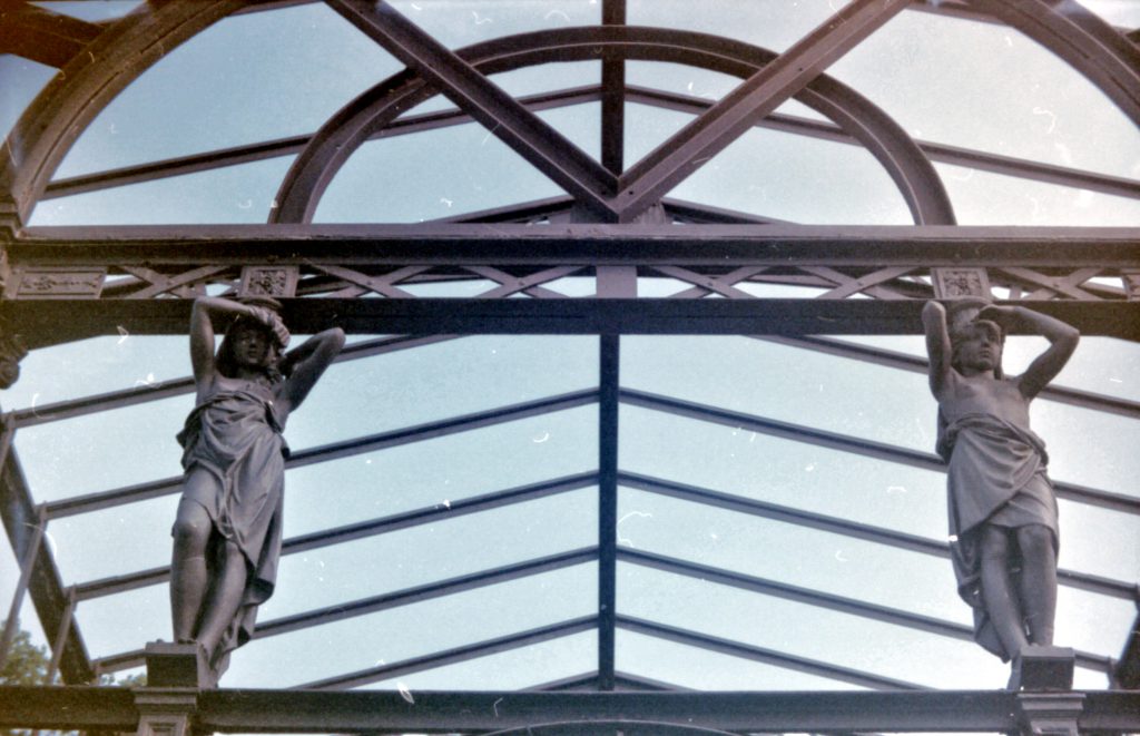 Figuren an einer Stahlträgerkonstruktion im botanischen Garten Karlsruhe - Akarette II und Fujicolor Superia 200