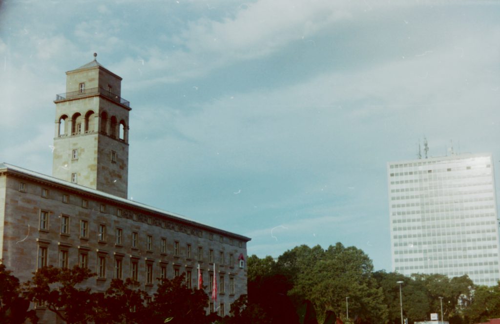 Volkswohnung und Landratsamt Karlsruhe im frühen Sonnenlicht - Akarette II und Fujicolor Superia 200