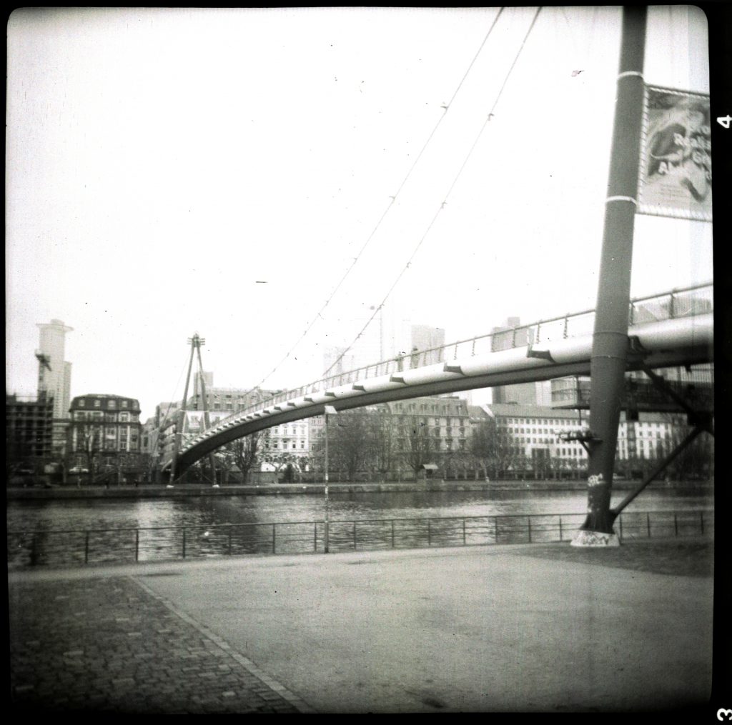 Frankfurt: Holbeinsteg am Mainufer