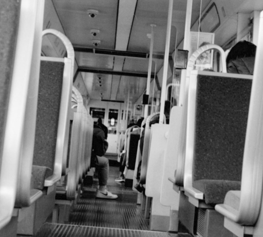 In der Straßenbahn - AGFA APX 100 in Caffenol