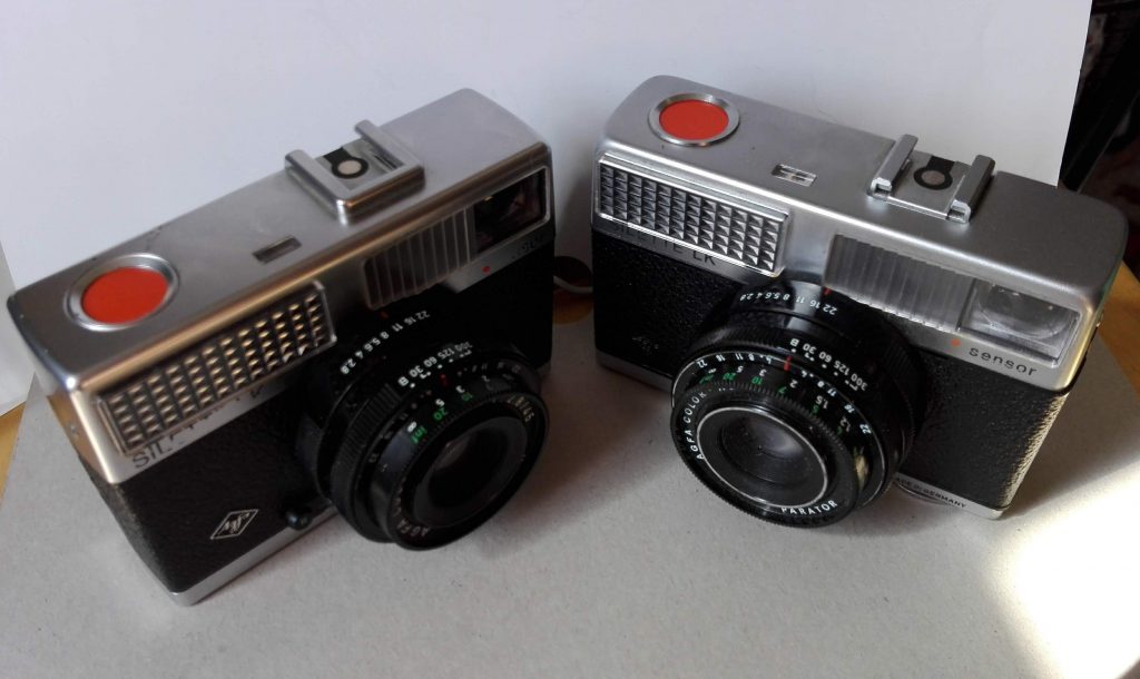 AGFA Silette LK Sensor - Modell "eckig" links, Modell "rund" rechts - Betrachtet man die Ecken des Gehäuses, dann kann man den Unterschied deutlich sehen. Auch der Blitzschuh unterscheidet sich.