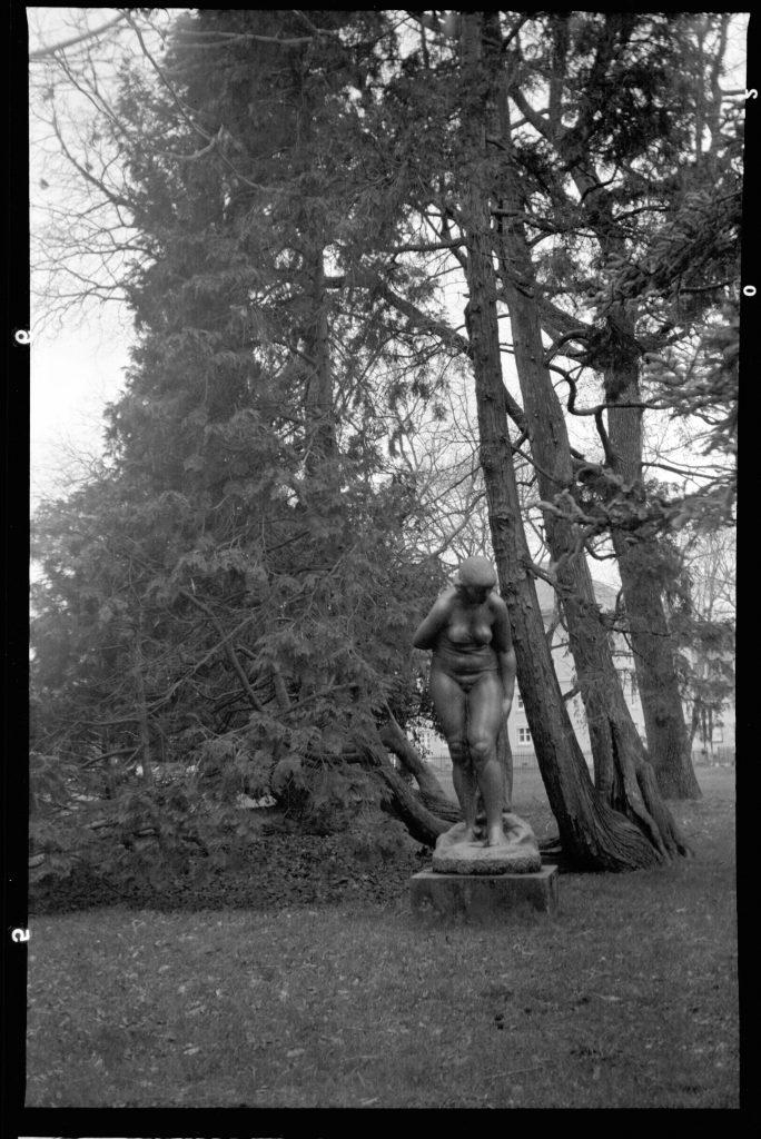 Figur neben dem Verfassungsgericht in Karlsruhe im botanischen Garten aufgenommen mit einer Zeiss Ikon Tengor Box 55/2 mit Goerz Frontar 105mm/1:11 auf Fomapan 100