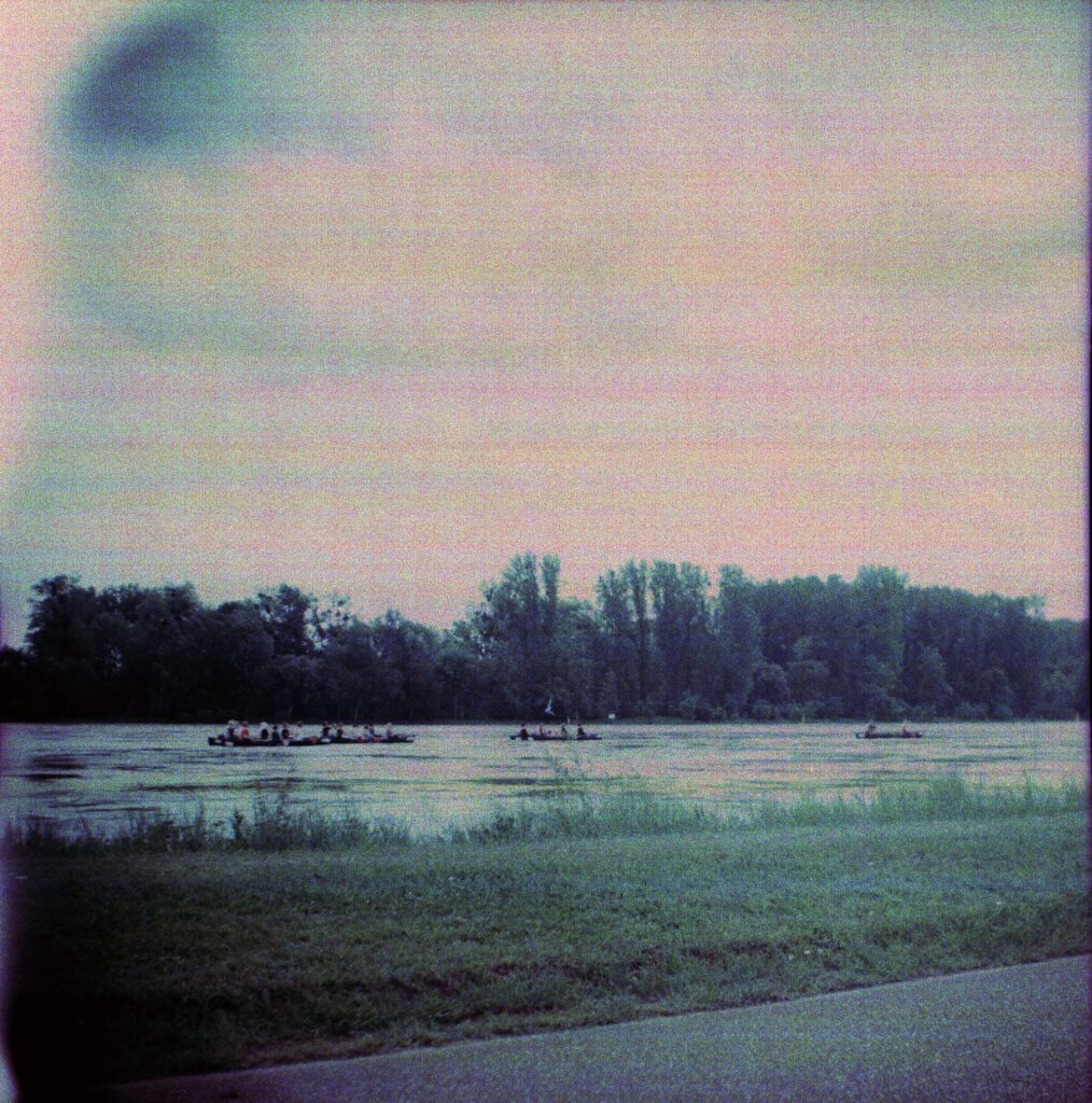 Kanufahrer auf dem Rhein bei Rappenwörth, Wasserstand ist extrem hoch. Bilora Bonita 66 mit Ektachrome 100 - cross-entwickelt