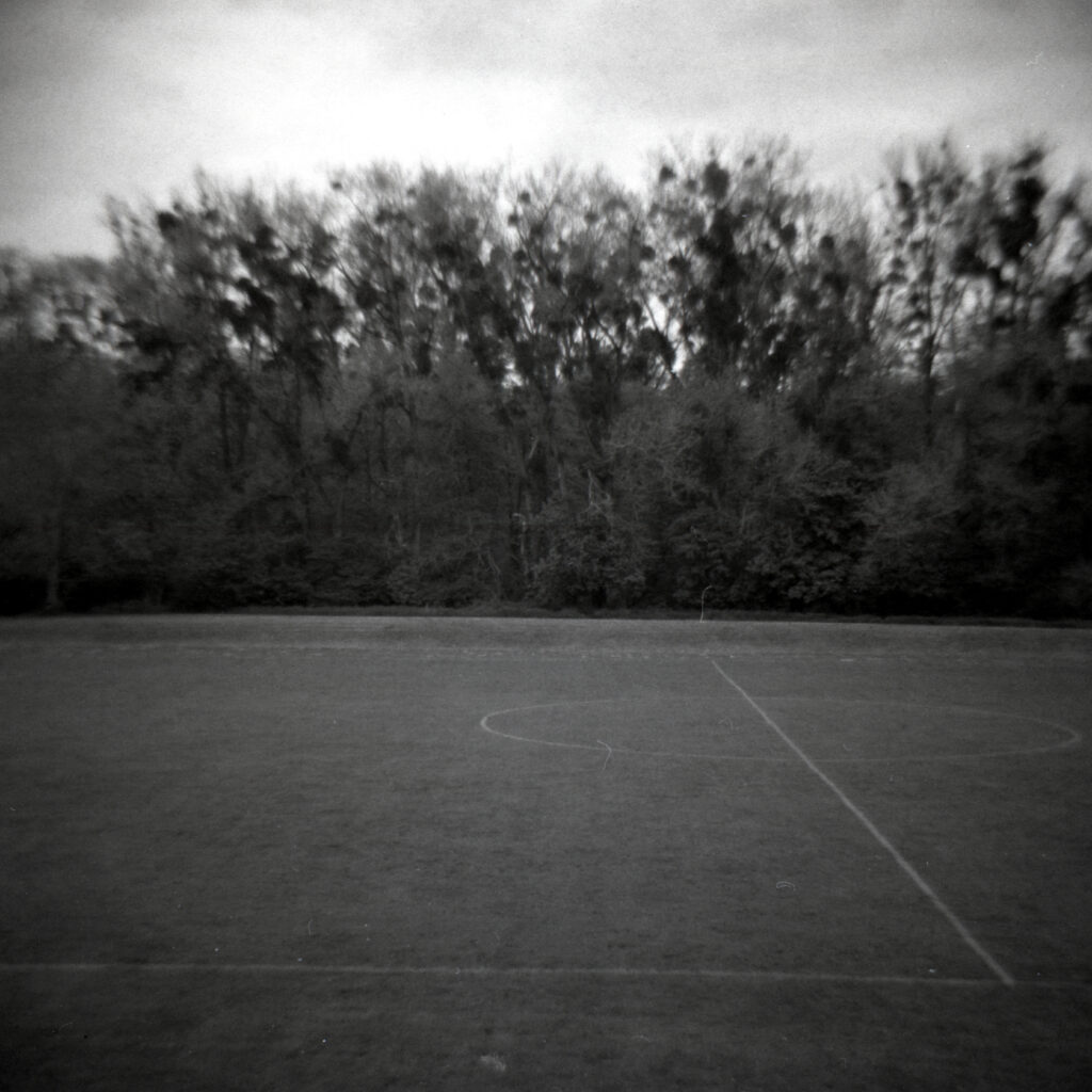 Diana F+ - Pinhole - Sportplatz - Fomapan 400