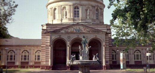 Certo Certina mit Fujifilm Pro 400 H, entwickelt mit Cinestill CS41 -- Die Rotunde am Vierordtbad in Karlsruhe