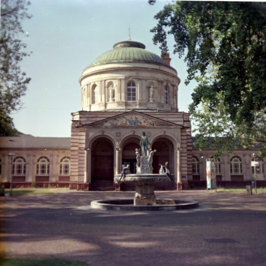 Certo Certina mit Fujifilm Pro 400 H, entwickelt mit Cinestill CS41 -- Die Rotunde am Vierordtbad in Karlsruhe