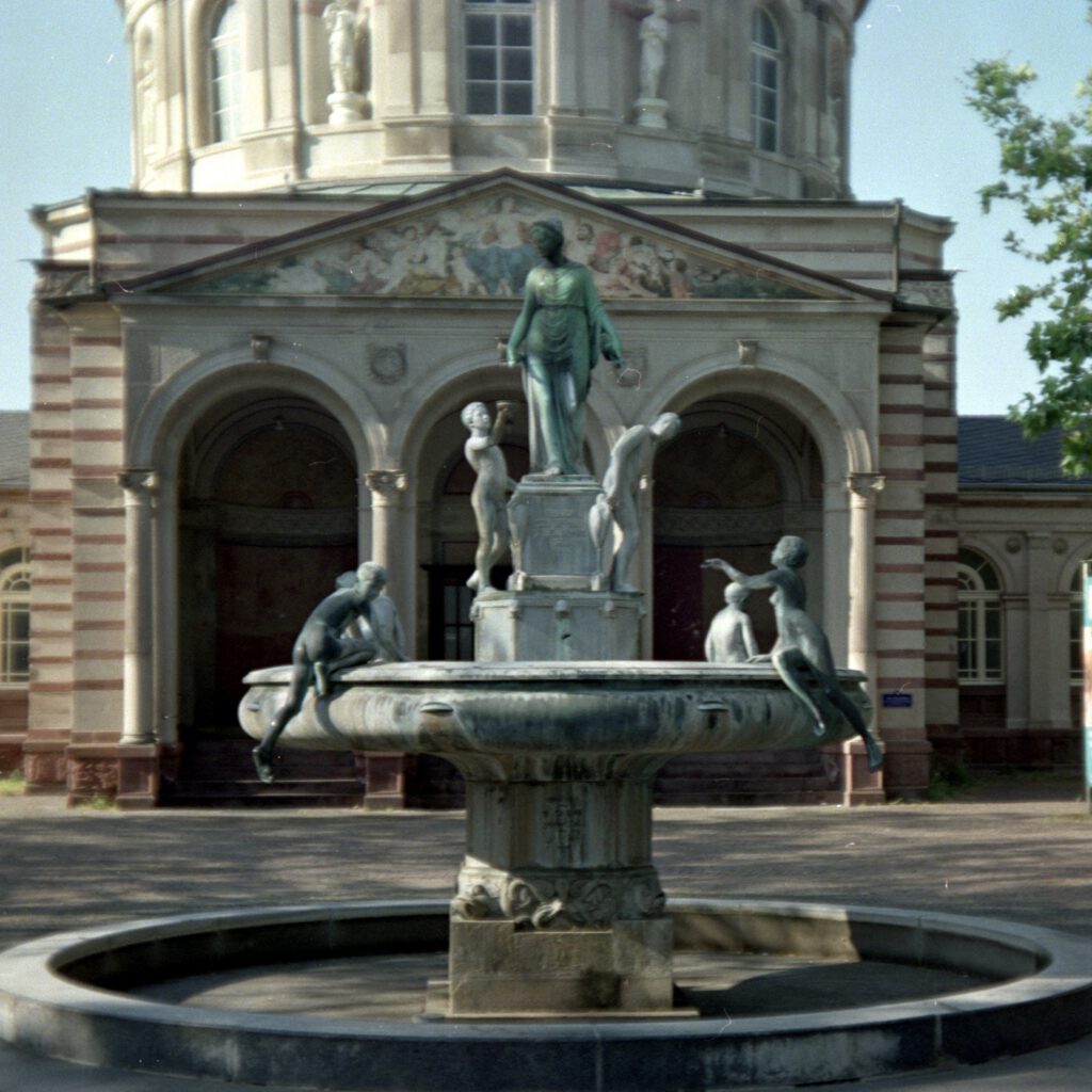 Certo Certina mit Fujifilm Pro 400 H, entwickelt mit Cinestill CS41 -- Brunnen vor der Rotunde am Vierordtbad in Karlsruhe