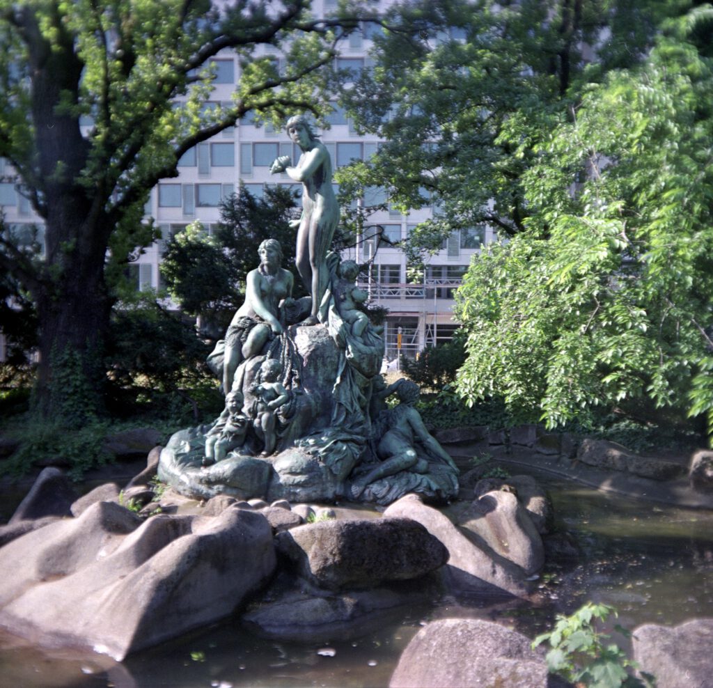 Certo Certina mit Fujifilm Pro 400 H, entwickelt mit Cinestill CS41 -- Brunnen und Figurengruppe im Nymphenpark in Karlsruhe