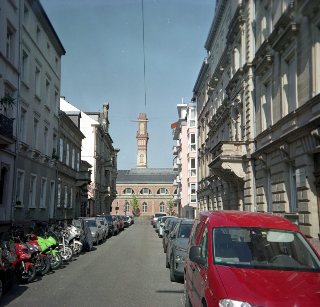 Certo Certina mit Fujifilm Pro 400 H, entwickelt mit Cinestill CS41 -- Blick auf das Vierordtbad in Karlsruhe